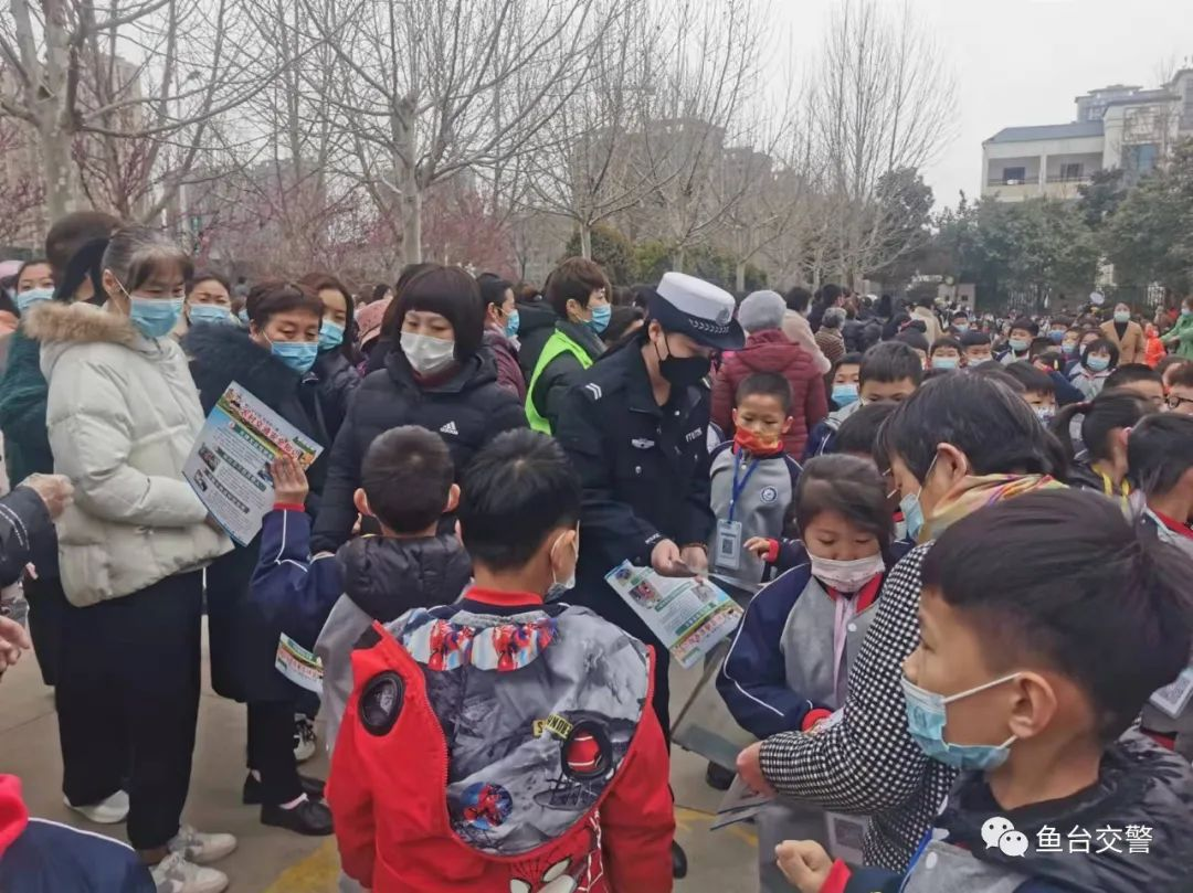 鱼台交警开展中小学生交通安全法规宣传教育活动